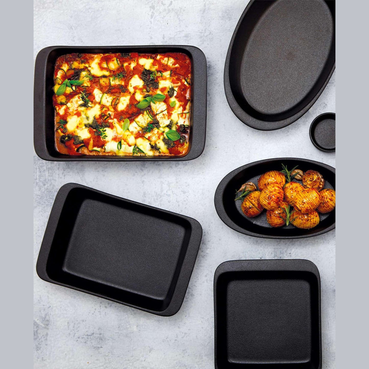 Maxwell & Williams Caviar Rectangular Baker 31cm - Black