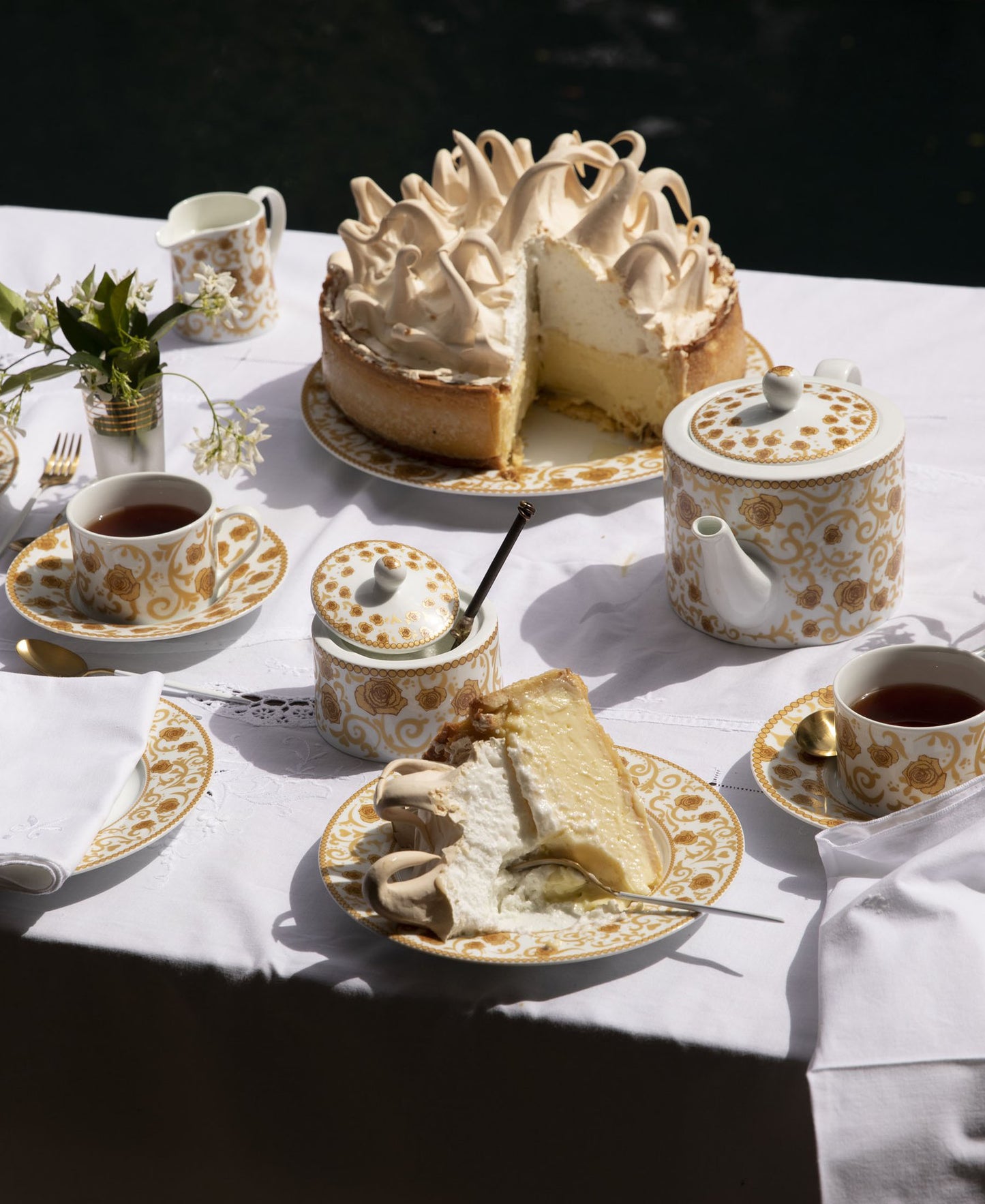 Jenna Clifford Milk & Honey Tea Pot 1L - White & Gold