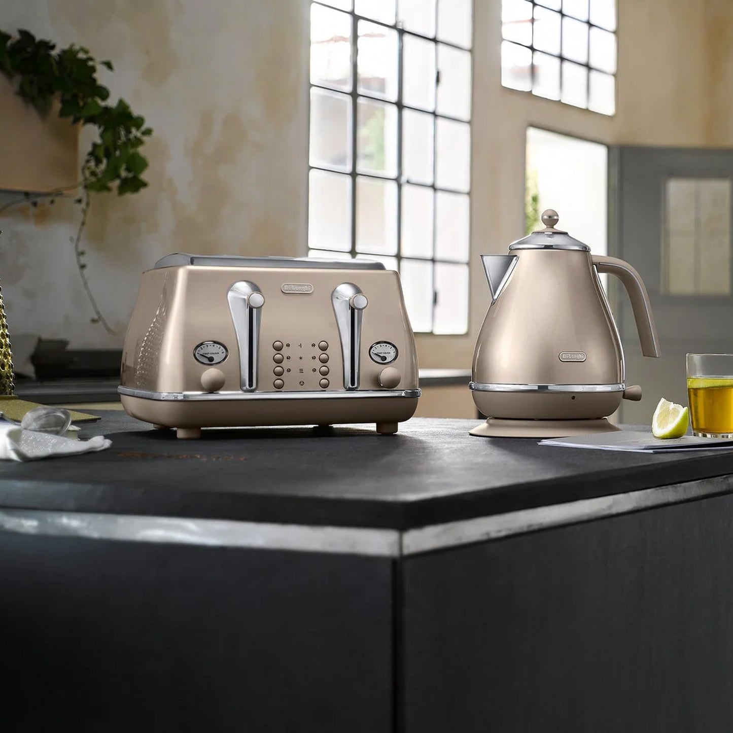 Delonghi 4 Slice Icona Metallics Toaster Beige