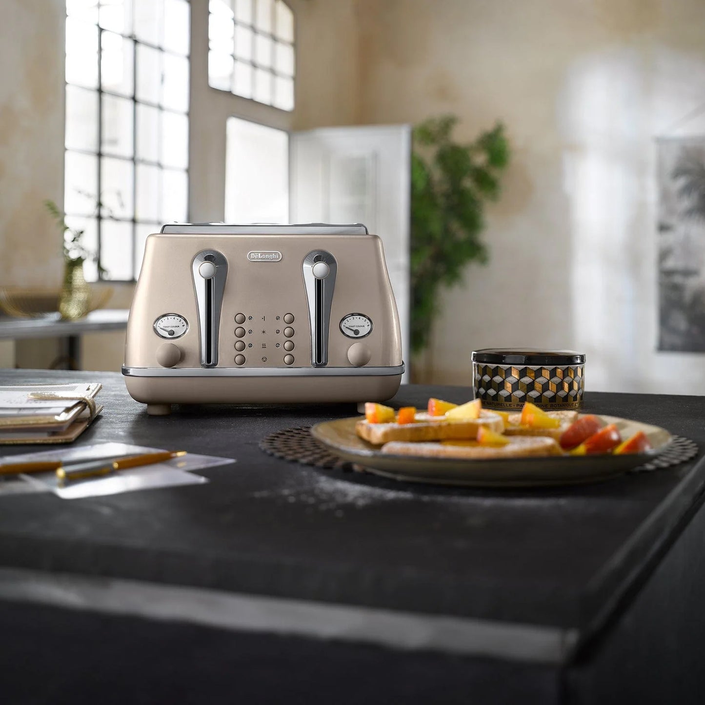 Delonghi 4 Slice Icona Metallics Toaster Beige