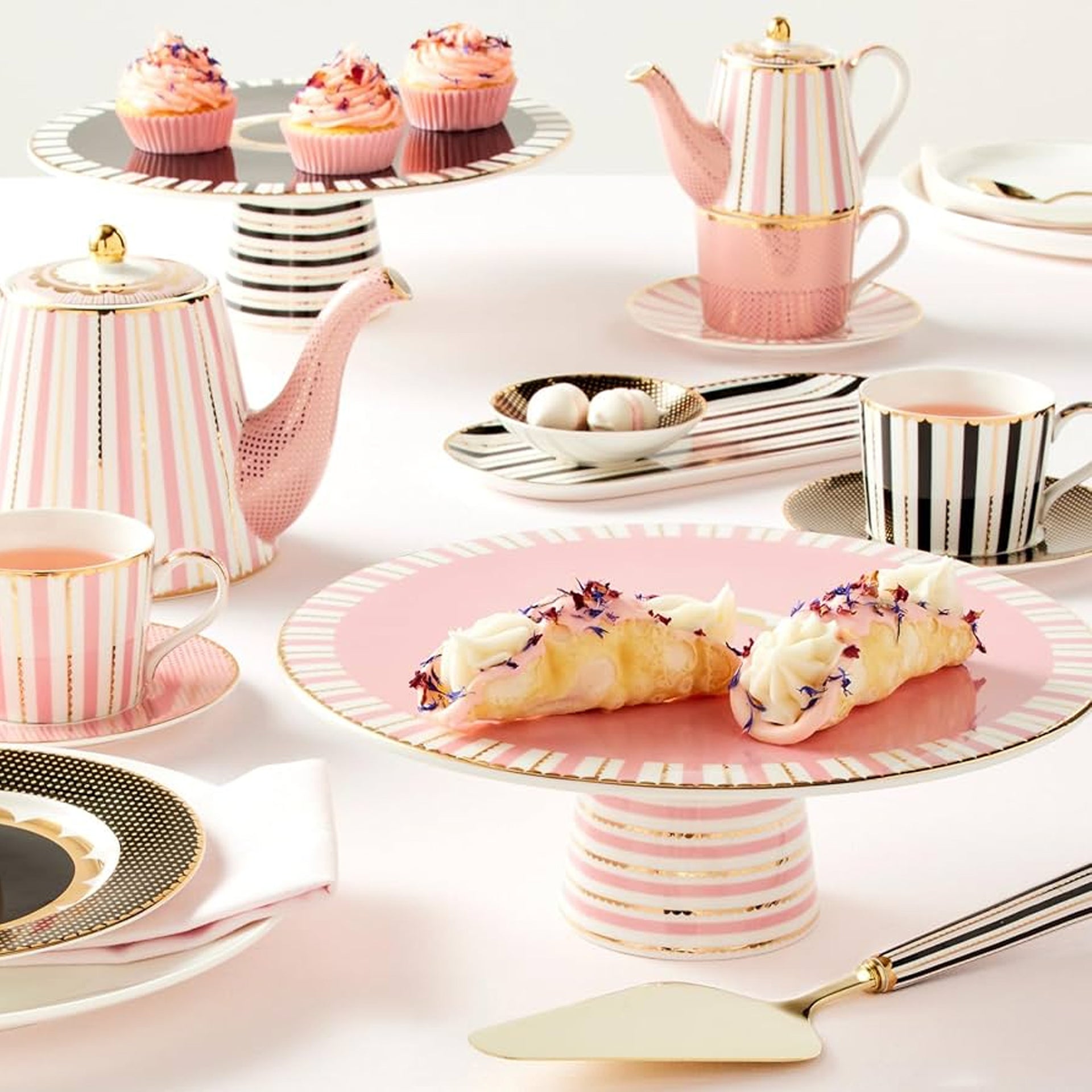 Maxwell & Williams Teas & Cs 1Lt Regency Teapot With Infuser Pink