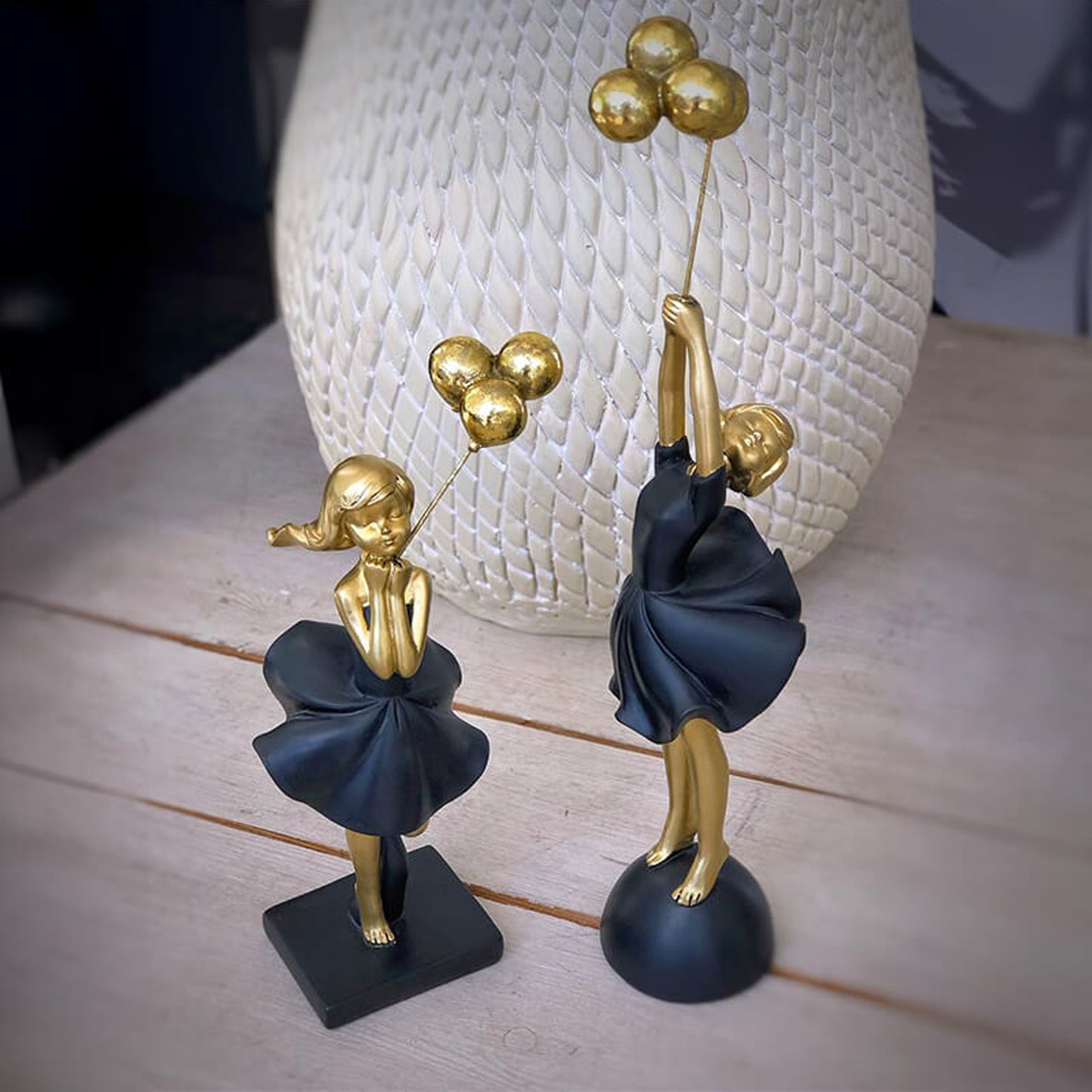 Urban Decor 24cm Girl Hugging Balloons Black & Gold