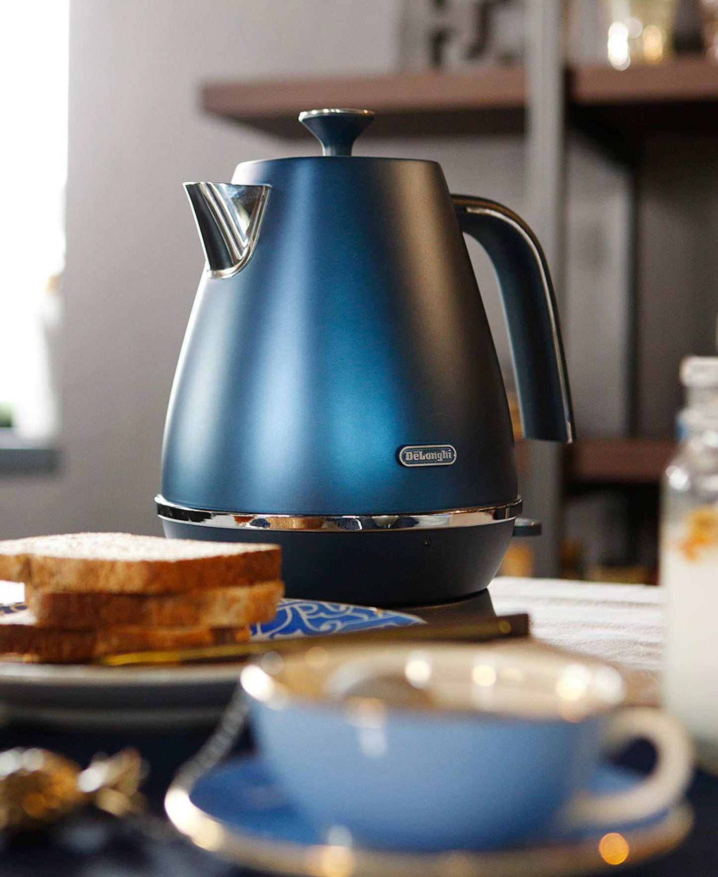 DeLonghi Distinta Flair Cordless Kettle 1.7L - Blue