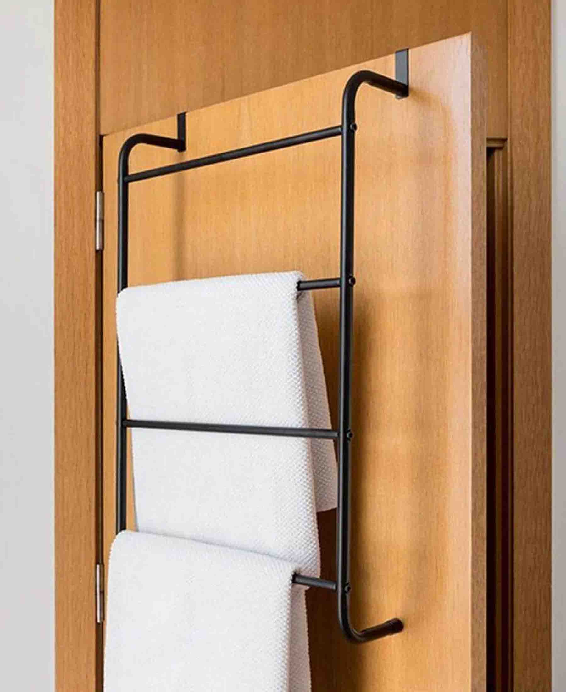 Hanging store towel rack