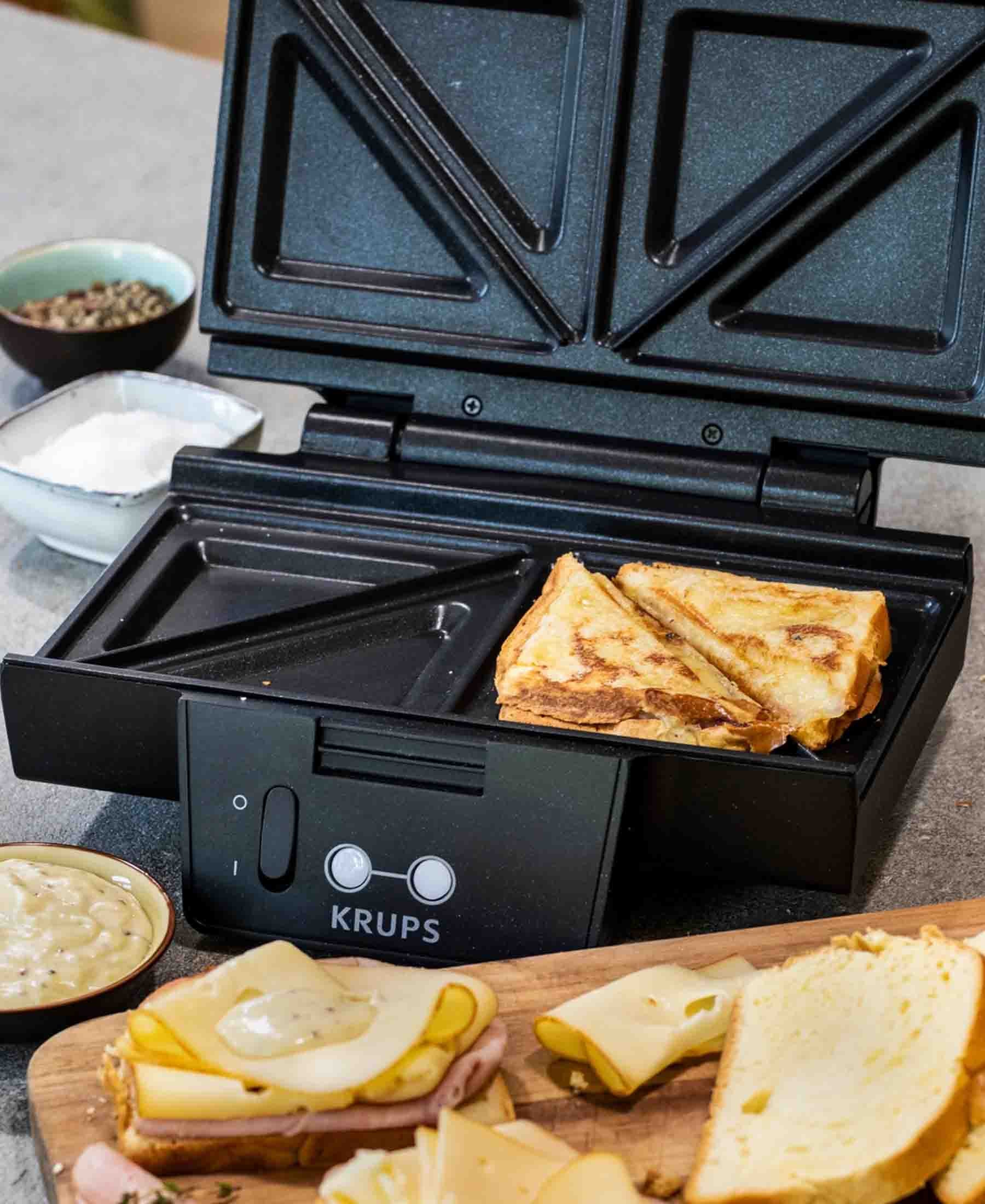 Krups Sandwich Maker FDK452, 850 W Tosti-IJzer, Tosti-Apparaat, Extra-Grote Platen, Voorverwarming en Controlelampje, Practisch Handvat, Anti-Aanbanklaag, Eenvoudig Opbergen Krups Sandwich Maker FDK452, 850 W Tosti-IJzer, Tosti-Apparaat, Extra-Grote Platen, Voorverwarming en Controlelampje, Practisch Handvat, Anti-Aanbanklaag, Eenvoudig Opbergen