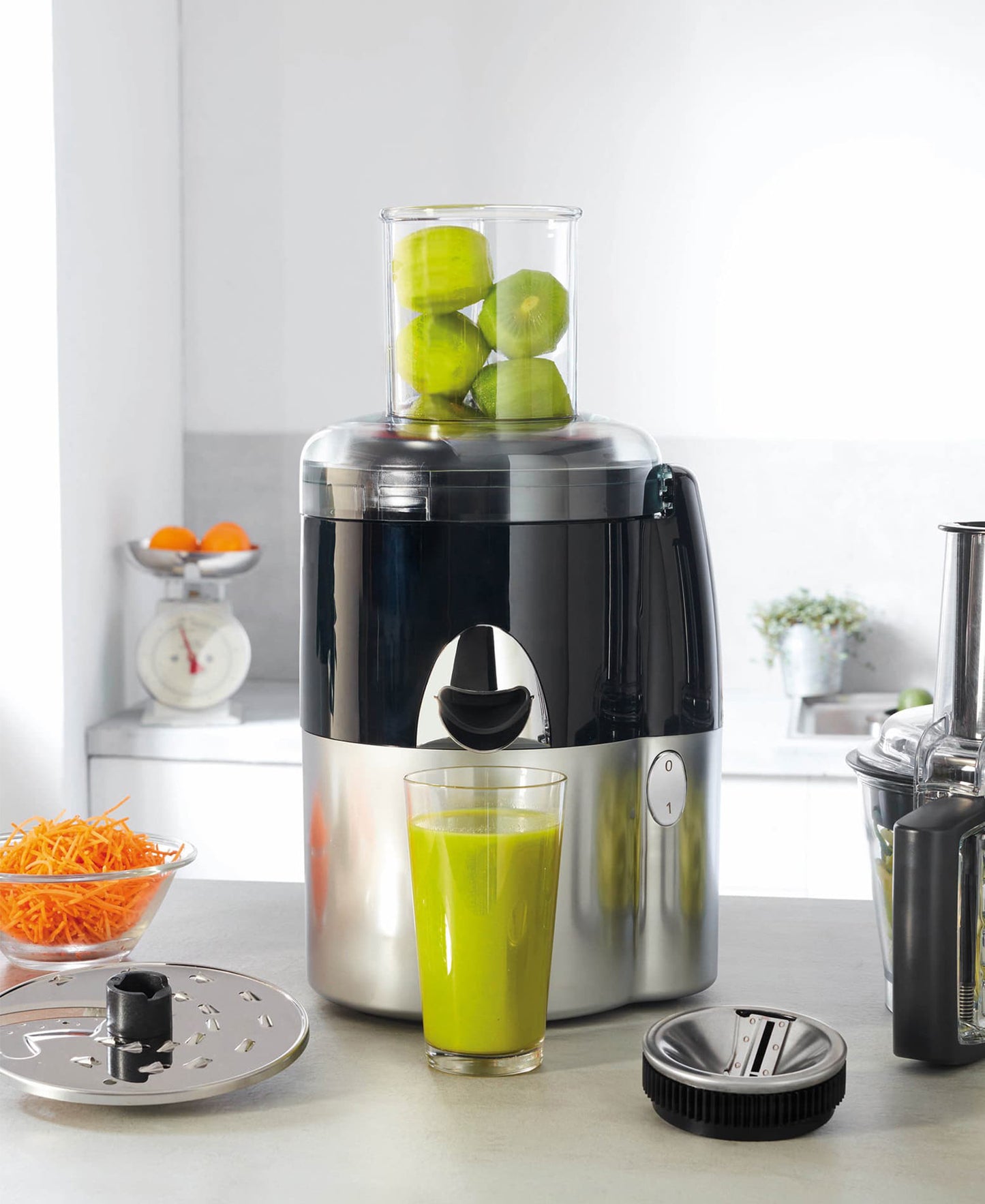 Magimix Juice Expert 3 Cold Press Juicer - Black & Silver