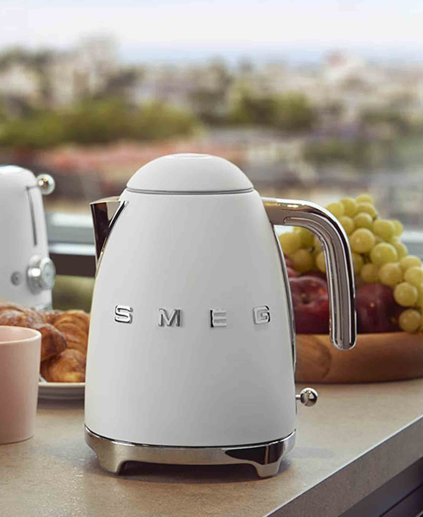 Smeg 1.7L Retro Cordless Kettle - Matte White